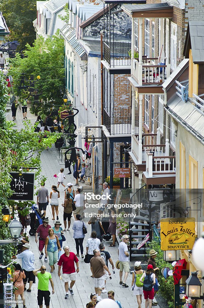 Люди, идущие Rue du Petit-Champlain в Город Квебек, Канада - Стоковые фото Petit Champlain Street роялти-фри