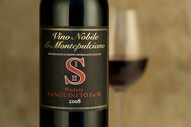 vino nobile de montepulciano frasco de 2008 - montepulciano imagens e fotografias de stock