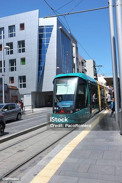 Urban Transporte Ferroviário Em Tenerife Espanha - Fotografias de stock e mais imagens de Cidade - Cidade, Comboio de Metropolitano, Espanha