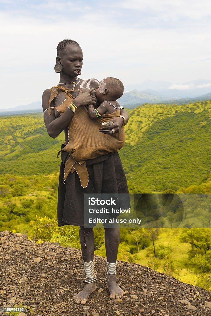 Femme de Culture Mursi - Photo de Cadrage en pied libre de droits