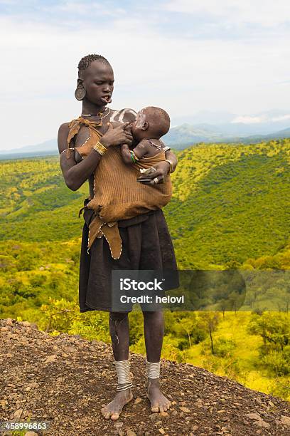 Foto de Mulher Da Tribo Mursi e mais fotos de stock de Corpo inteiro - Corpo inteiro, Criança, Cultura Indígena