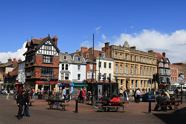 personnes marchant dans la rue du centre-ville de salisbury, en angleterre - worship place photos et images de collection