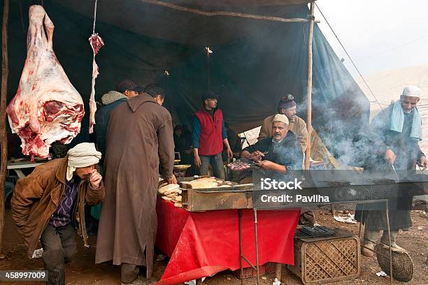 Barbacoa En El Mercado De Comida En Azrou Marruecos Africa Foto de stock y más banco de imágenes de Adulto