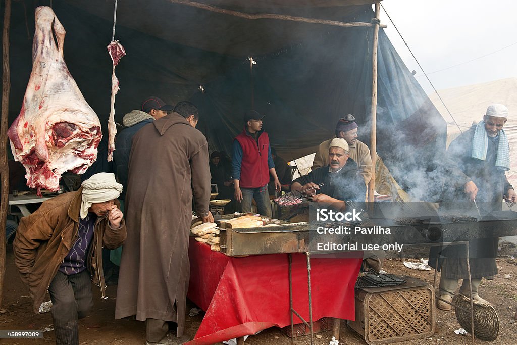 Churrasco no mercado de alimentos Azrou África em Marrocos - Foto de stock de Adulto royalty-free