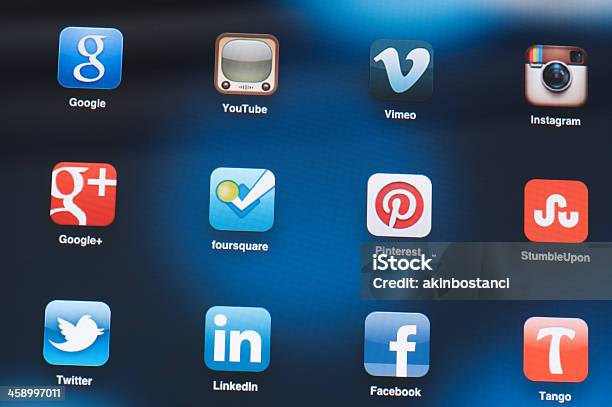 Aplicaciones De Redes Sociales En Pantalla Del Ipad Foto de stock y más banco de imágenes de Aplicación para móviles