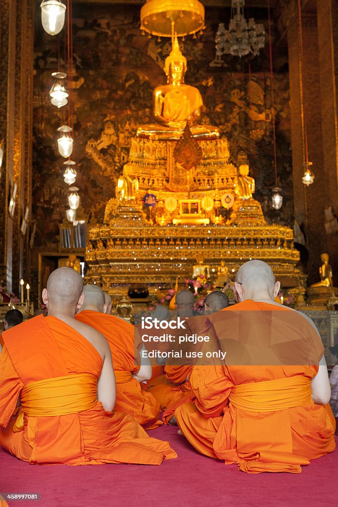 Monjes Meditando medida en Bangkok Tailandia, templo de Wat Arun - Foto de stock de Aire libre libre de derechos