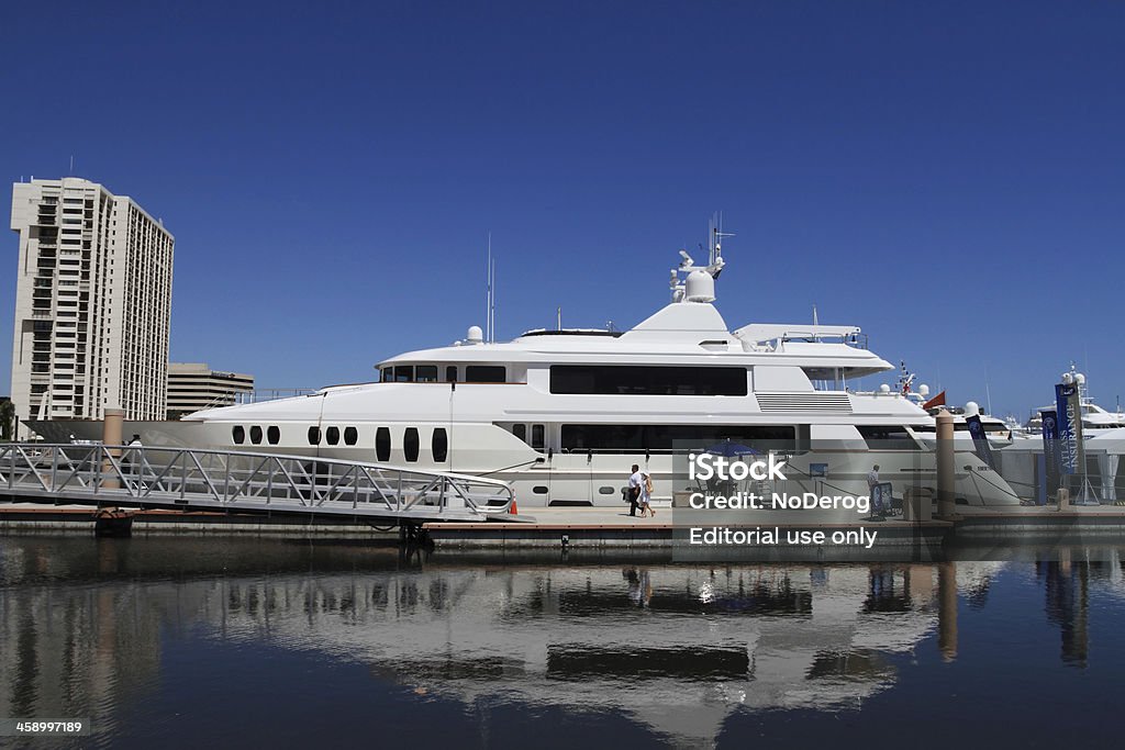 Яхте, пришвартованной у marina - Стоковые фото International Boat Show роялти-фри