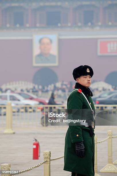 Soldato In The Square - Fotografie stock e altre immagini di Capitali internazionali - Capitali internazionali, Cina, Composizione verticale