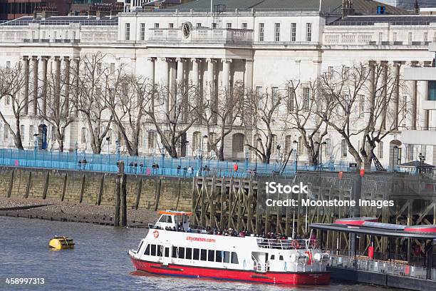 Custom House Na Cidade De Londres Inglaterra - Fotografias de stock e mais imagens de Ao Ar Livre - Ao Ar Livre, Barco de Turismo, Capitais internacionais