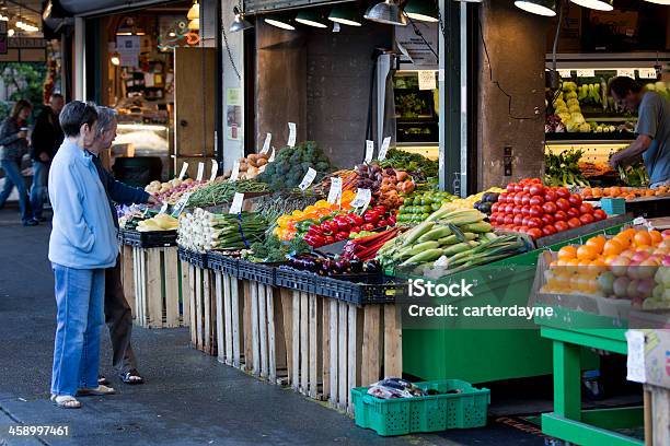 Фермеры Рынка Pike Place Сиэтл — стоковые фотографии и другие картинки Фермерский рынок - Фермерский рынок, Зрелая пара, Кукуруза