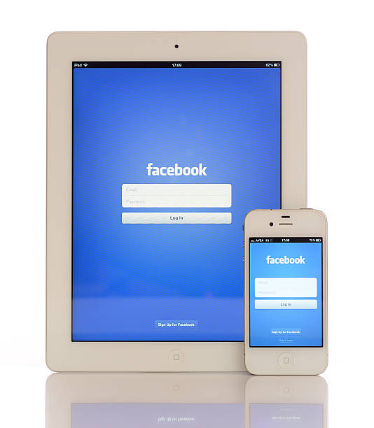 o facebook no ipad 3 & iphone 4 - ipad iphone smart phone ipad 3 imagens e fotografias de stock