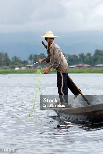 Birmański Rybak Stać W Kajak Inle Lake - zdjęcia stockowe i więcej obrazów Azja - Azja, Birmańczycy, Dorosły