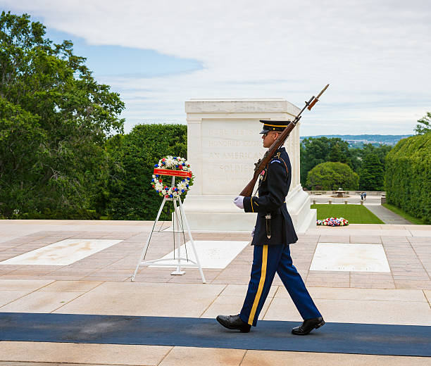 grabmal des unbekannten soldaten in arlington, virginia, usa - tomb of the unknown soldier fotos stock-fotos und bilder