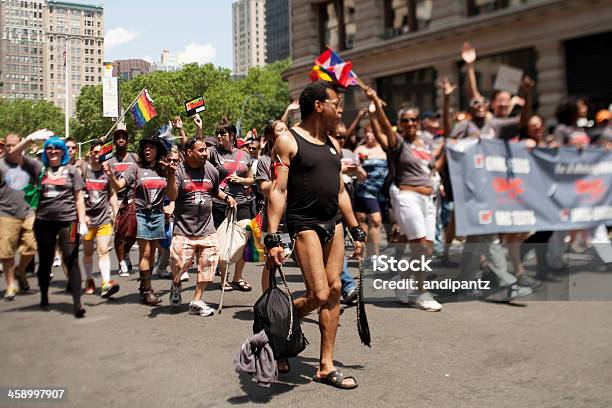 뉴욕 게이 프라이드 행진 무지개 깃발에 대한 스톡 사진 및 기타 이미지 - 무지개 깃발, 사람들, 손 흔들기