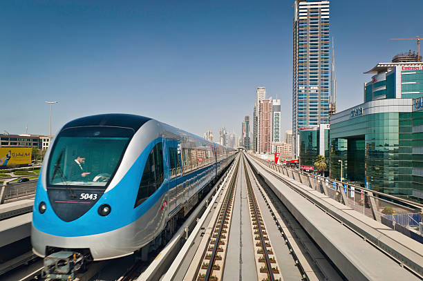 ドバイメトロ高速鉄道駅 - water architecture train united arab emirates ストックフォトと画像