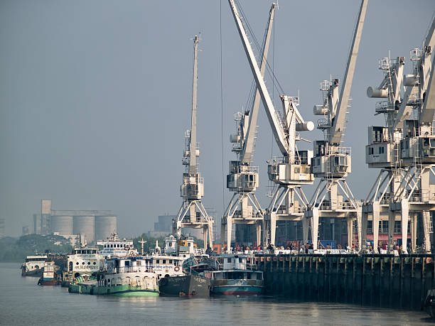 bangladesh paese in via di sviluppo - passenger ship ferry crane harbor foto e immagini stock