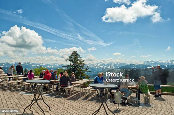 Wandern Menschen Ruhen Auf Pfander Mit Blick Auf Breidalsegga Lake Stockfoto und mehr Bilder von Bregenz