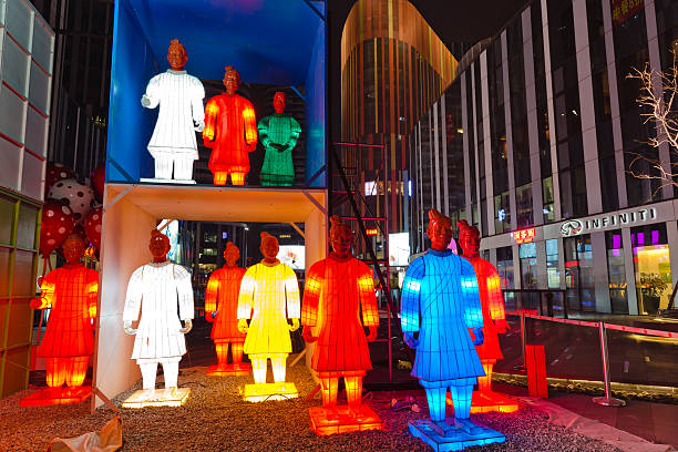 guerreiros de terracota colorida lanterns - sanlitun imagens e fotografias de stock