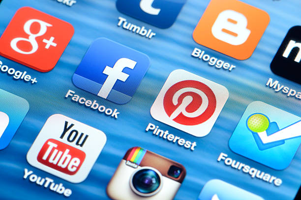 social-media-apps auf iphone 5 ",redes sociales en pantalla de apps iphone 5" - pinterest social issues global communications web page stock-fotos und bilder