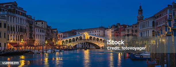 リアルト橋はヴェニス大運河沿いのレストランでイタリアの夕暮れの照明 - イタリアのストックフォトや画像を多数ご用意 - イタリア, イタリア文化, イルミネーション