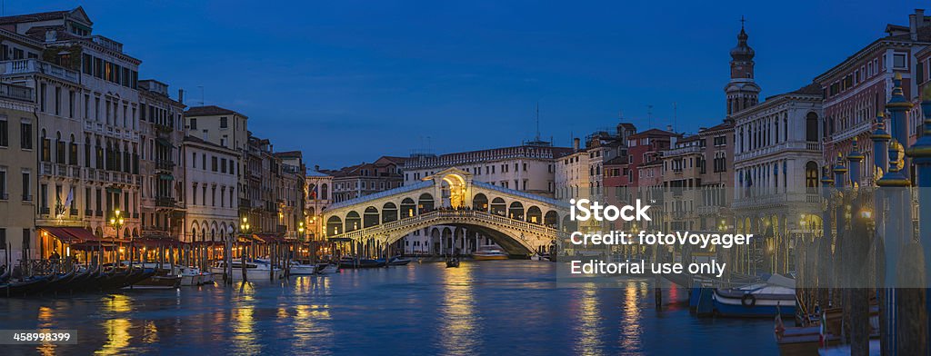 Veneza-Grande Canal da ponte de Rialto restaurante iluminado pelo anoitecer Itália - Royalty-free Anoitecer Foto de stock