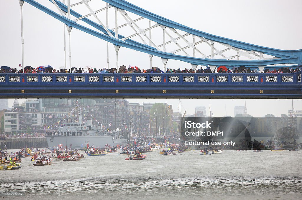 Os espectadores na Ponte da Torre no Jubileu de Diamante Rio Pageant - Foto de stock de 2012 royalty-free