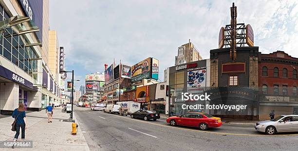 Yonge Street In Toronto Stores Billboards Panorama Kanadas Stockfoto und mehr Bilder von Menschen