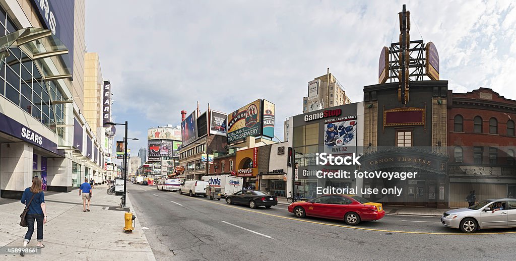Toronto Yonge Street lojas outdoors panorama Canadá - Foto de stock de Panorâmica royalty-free