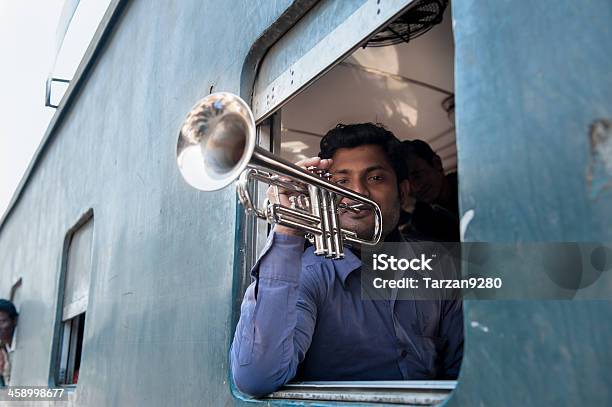 Foto de Homem Tocando Trompete Na Janela De Compartimento Bangladesh e mais fotos de stock de Brincar