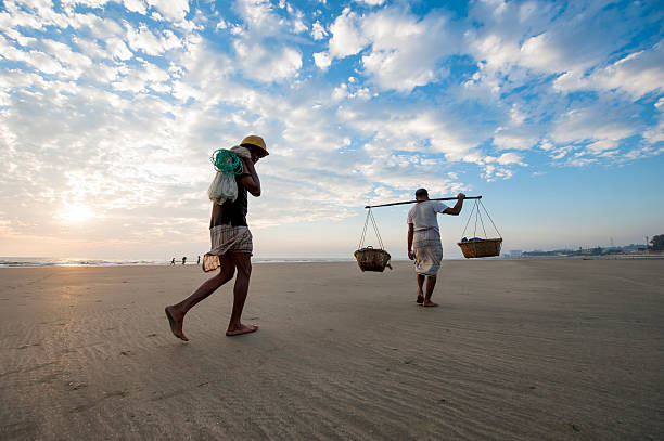 zwei mann zu fuß auf den strand von cox's bazar, bangladesch - benglalese stock-fotos und bilder