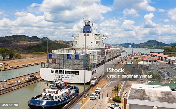 Photo libre de droit de Cargo Dans Le Canal De Panama De Miraflores Serrure banque d'images et plus d'images libres de droit de Panama City - Panama