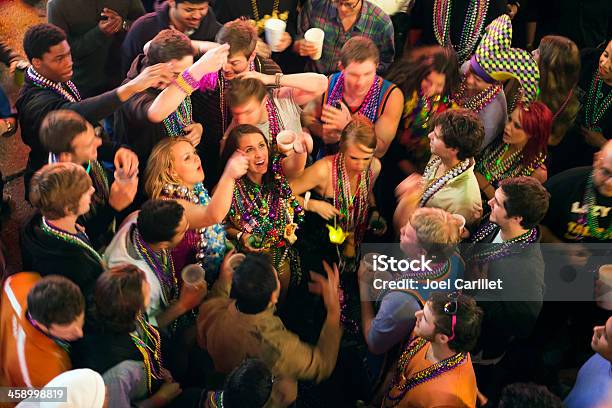 Frauen Und Männer In Der Bourbon Street Stockfoto und mehr Bilder von Afro-amerikanischer Herkunft - Afro-amerikanischer Herkunft, Menschenmenge, Nacht