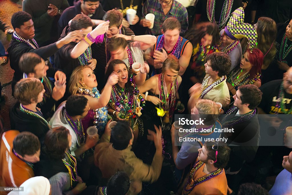 Mulheres e homens na Bourbon Street - Foto de stock de Afro-americano royalty-free