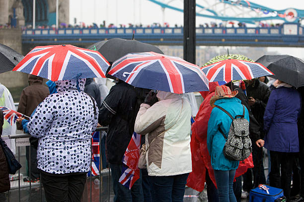 union jack parasols pour le jubilé de diamant de la reine rivière pageant - queen jubilee crowd london england photos et images de collection