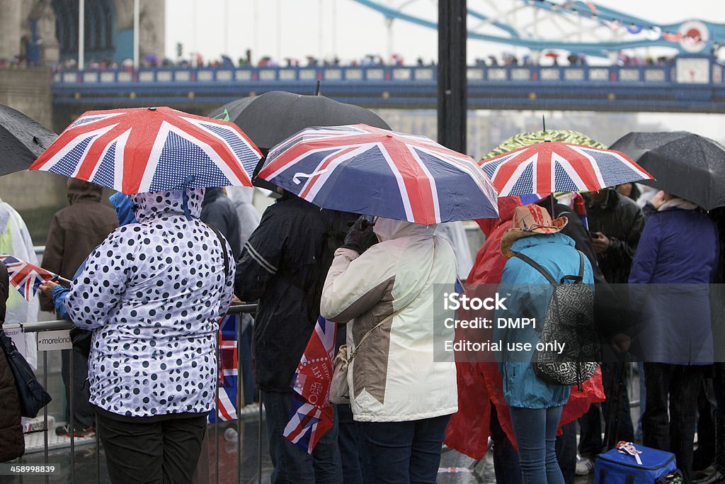 Union Jack parasole na Queen's diamentowy Jubileusz River Pageant - Zbiór zdjęć royalty-free (Deszcz)