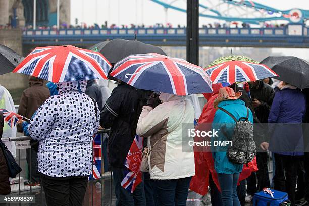 Union Jack Parasole Na Queens Diamentowy Jubileusz River Pageant - zdjęcia stockowe i więcej obrazów Deszcz