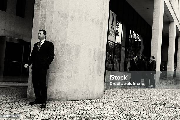 Foto de Homem Fumar Na Rua e mais fotos de stock de Adulto - Adulto, Capitais internacionais, Cidade