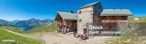 Wanderer Ausruhen In Der Berghütte Refuge In Alpen Frankreich Stockfoto und mehr Bilder von Schutz
