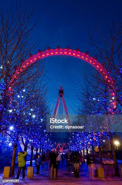London Eye И Рождественские Огни Ночь Южный Банк — стоковые фотографии и другие картинки Лондонский Глаз - Лондонский Глаз, Рождественские украшения, Ёлочная гирлянда