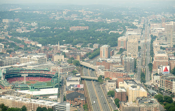 공중 뷰 보스턴, 펜웨이 파크 및 고속도로 - boston red sox 뉴스 사진 이미지