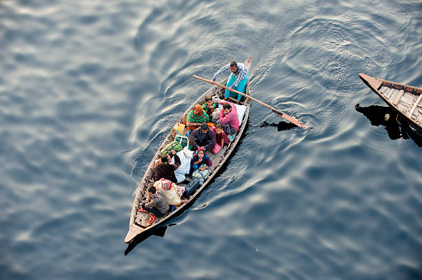 ski carrying bengalische auf schwarz wasser, dhaka, bangladesch - benglalese stock-fotos und bilder