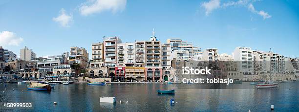 Spinola Bay Malta - Fotografie stock e altre immagini di Ambientazione esterna - Ambientazione esterna, Baia, Baia di San Giuliano