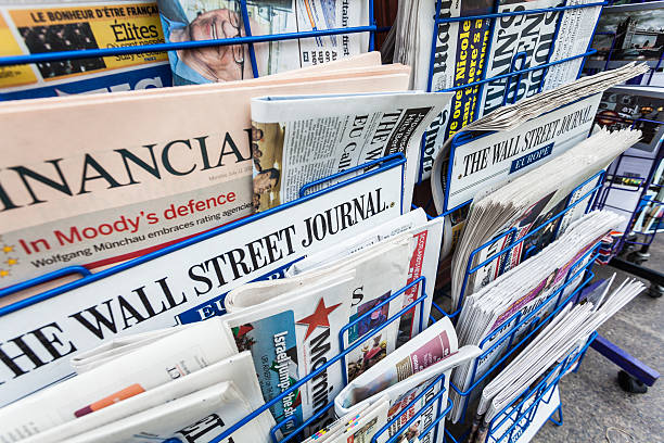 経済、ニューススタンドの新聞 - newspaper reading the media paper ストックフォトと画像