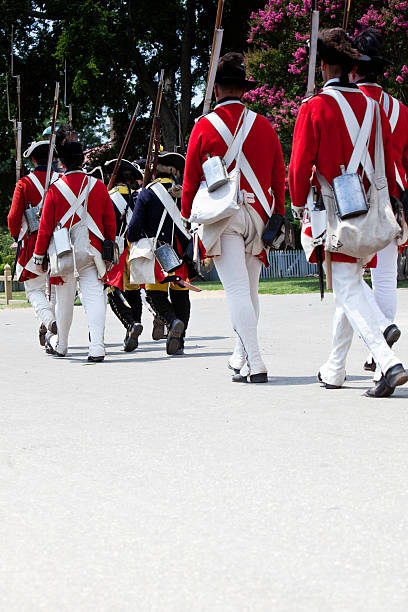 재연 of redcoats 구축하는 윌리엄스버그 - colonial style armed forces historical reenactment usa 뉴스 사진 이미지