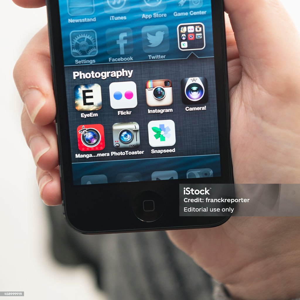 Iphone 5 con la famosa fotografía de las aplicaciones - Foto de stock de Agarrar libre de derechos