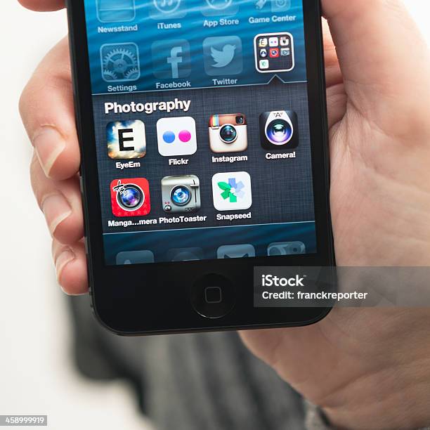 Iphone 5 Con La Famosa Fotografía De Las Aplicaciones Foto de stock y más banco de imágenes de Agarrar