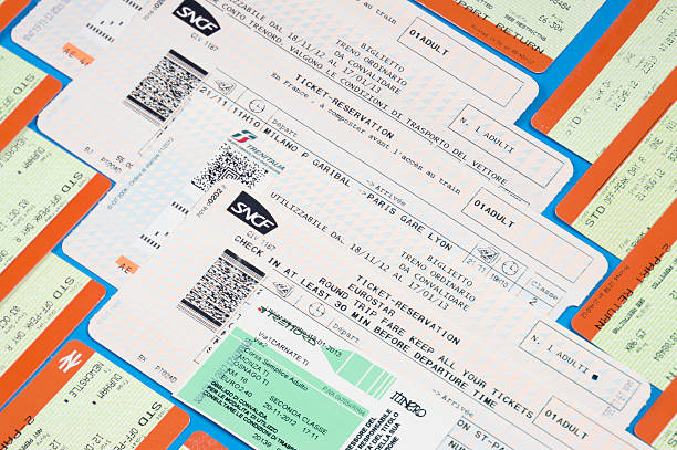 европейский железнодорожных билетов, установленных на стол-путешествия фон - train ticket ticket british culture english culture стоковые фото и изображения