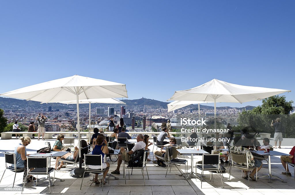 Cafe di Montjuic affacciato sul centro di Barcellona, in Spagna. - Foto stock royalty-free di Barcellona - Spagna