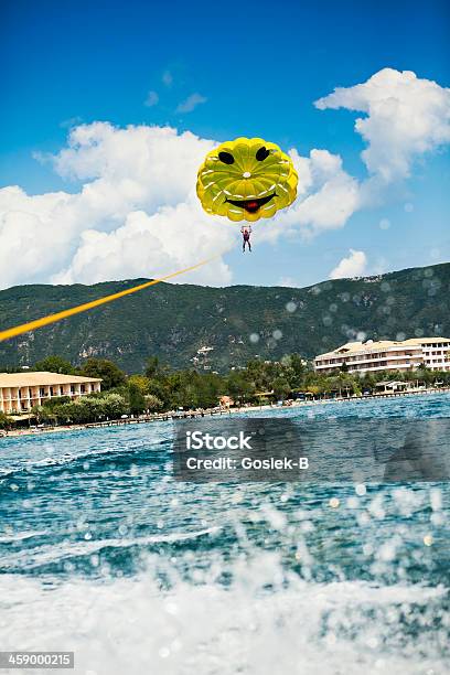 Parasailing No Verão Tempo - Fotografias de stock e mais imagens de Ao Ar Livre - Ao Ar Livre, Atividade Recreativa, Corfu