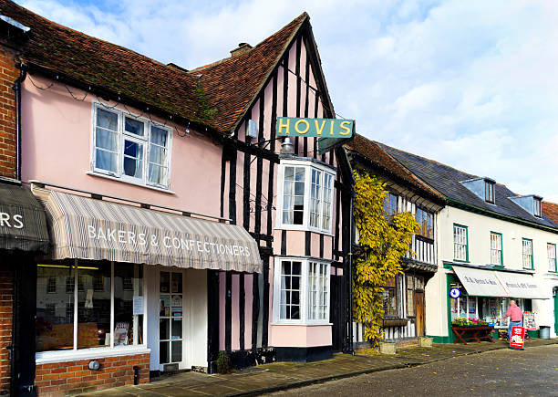 vieilles boutiques de l'épicerie the market place, lavenham - tudor style house timber window photos et images de collection